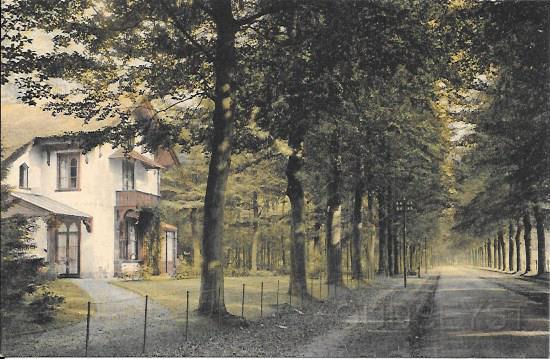 Driebergseweg0004, Buitenplaats Klein Heerenwegen. .jpg - De Driebergsche straatweg met links gelegen Portierswoning genaamd Klein Heerewegen en behoorde bij het Buiten Heerewegen die op de plek stond van het huidige Wooncentrum Heerewegen. Wat een rustige weg was het in vergelijking van tegenwoordig. Opname van ?